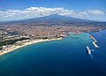 Catania e l'Etna sullo sfondo