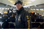Um Delegado Federal dos Estados Unidos em um voo "Con Air" (transporte de presos)