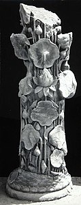Lotusbloemen op de achterzijde van een stenen vrouwenbeeld afkomstig uit Singosari, Wereldmuseum Amsterdam