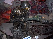 戦車を破壊すべく、刺突爆雷を持ち戦車に向かって突入しようと身構えるヴェトナムの兵士の像