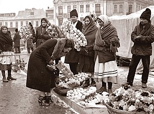 Doamnele Bucureștiului cumpărând sorcove în Piața Unirii, decembrie 1931, poză de Iosif Berman