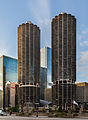 5. Marina City, egy vegyes használatú kereskedelmi és lakóépület-komplexum Chicago központjában, a Chicago folyó északi partján, Illinois államban. A két, 179 méter magas, 65 emeletes, kukoricacső alakú tornyot 1959-ben tervezték és 1964-re készültek el (javítás)/(csere)