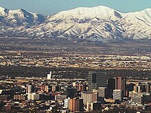 Au premier plan, la ville de Salt Lake City ; derrière, les montagnes enneigées du massif de l'Oquirrh.