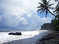 Плажа со црн песок на Тахити