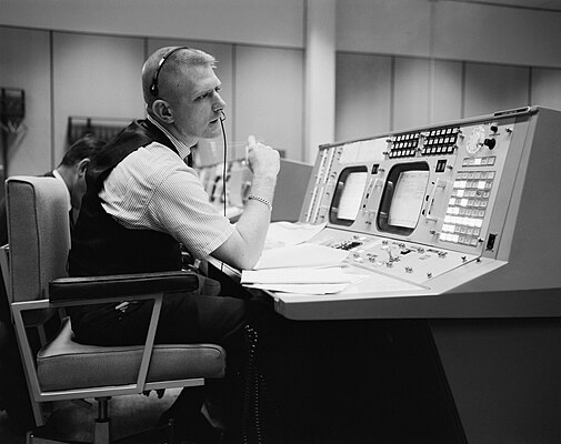 Gene Kranz à sa console au centre de contrôle de Houston lors d'une simulation de Gemini 4, en 1965. (définition réelle 4 108 × 3 253)