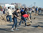 Önkéntesek takarítanak New Yorkban a Sandy hurrikán után