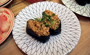 Nattō gunkan maki (Nattō sushi)