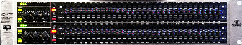 Panel sterujący 31-pasmowego equalizera tercjowego Behringer.