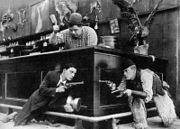 Keaton (baloldalt) Roscoe Arbuckle-lel (fenn) és Al St. John-nal az Out West (1918) c. némafilmben