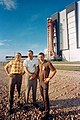 Frank Borman (vľavo), Jim Lovell (v strede) a William Anders (vpravo) pózujú pred raketou Saturn V