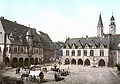 マルクト広場に建つ織物ギルド館（Kaiserworth）と旧市庁舎 19世紀の写真だが、今も全く変わっていない。