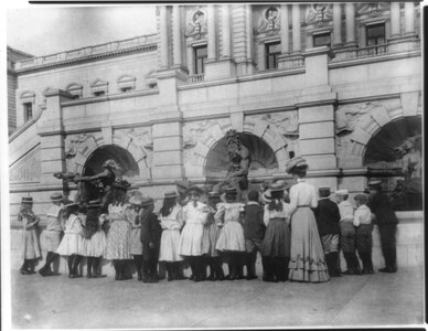 A class looking at the fountain in 1899