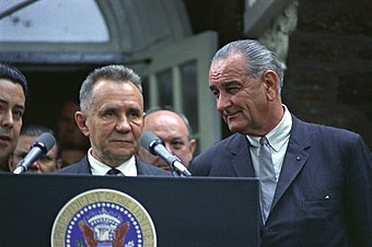 Der sowjetische Premierminister Alexei Kossygin (links) und US-Präsident Lyndon B. Johnson