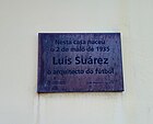 Casa natal de Luis Suárez e placa de homenaxe.