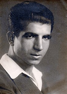 Portrait en noir et blanc d'un jeune homme imberbe.