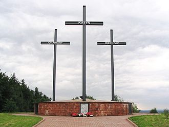Một đài tưởng niệm gồm ba cây thập tự trên một bệ gạch lớn. Mỗi cây thập tự mang một cái tên - Katyn, Kharkiv, hay Mednoye.