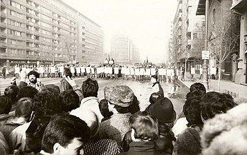 Protestatari ai Revoluției Române din 1989 pe Bulevardul Nicolea Bălcescu. În dreapta se vede Biserica italiană din București