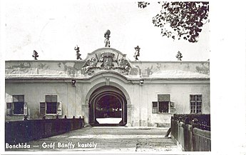 Intrarea principală în incinta castelului Bánffy (1940-1944). [8]