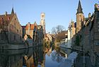 Kanál v Bruggách s věží Belfried na pozadí