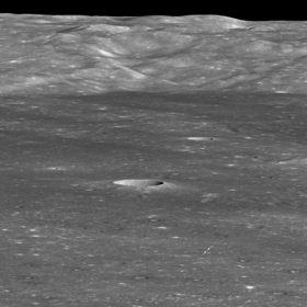 منظر لموقع الهبوط، مميز بسهمين صغيرين، تم التقاطه بواسطة مستكشف القمر المداري في 30 يناير 2019. [27]