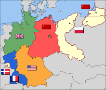 التقسيم الفعلي لألمانيا إلى مناطق احتلال الحلفاء الأربعة:   المنطقة البريطانية   المنطقة الفرنسية (منطقتين مستحاطتين) ومحمية سار بدءاً من عام 1947   المنطقة الأمريكية   المنطقة السوفيتية التي أصبحت لاحقاً ألمانيا الشرقية   مناطق ضمها الاتحاد السوفيتي بولندا