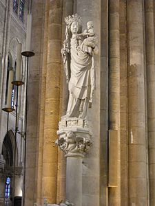 Pariška Devica, 14. stoletje. Kip Device z otrokom znotraj Notre-Dame de Paris