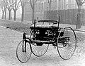 1885－86年卡爾·平治（Carl Benz）製造了世界上第一輛汽車