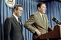 Ronald Reagan nimittää Rumsfeldin Lähi-idän edustajaksi 1983