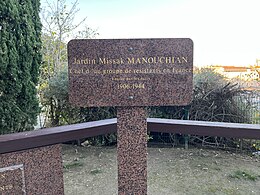 Panneau du jardin Missak Manouchian de Marseille disant « Chef d'un groupe de résistants en France. Fusillé par les nazis. 1906-1944 ».