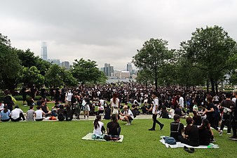 12日朝、添馬公園に集まってピクニックしている市民