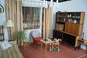 Реконструкция интерьера гостиной с типичным сервантом и другой модернистской мебелью. Музей энергетики и техники Литвы