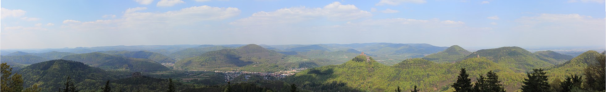 Panoramablick vom Rehbergturm auf den zentralen und östlichen Pfälzerwald, rechts von der Mitte vorn der Trifels