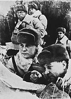 Полковник А. И. Лизюков (первый справа) на наблюдательном пункте. Западный фронт, Московская область, ноябрь 1941.