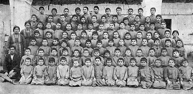 Photographie en noir et blanc d'un groupe d'enfants qui pose en rangs.