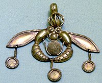 Підвіска із зображенням богині-бджоли. З поховання біля Малії. Крит. Золото. Близько 2000 до н. е.