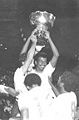 ماجد عبد الله حاملاً كأس أمم آسيا 1984.