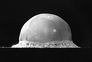 פטרייה גרעינית בגובה 200 מטר בניסוי טריניטי. הפטרייה במרכז התמונה.