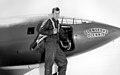1947: Chuck Yeager vor dem Cockpit seiner Bell X-1