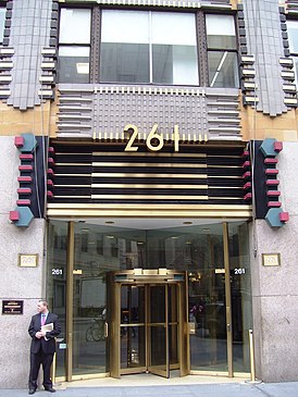 Вход в дом 261 по Пятой авеню в Нью-Йорке, где в 1929-1941 годах размещалась штаб-квартира "Амторг"