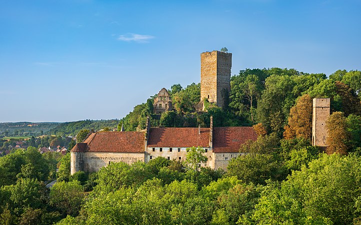 圖為位於德國巴特拉珀瑙的埃倫堡城堡（德语：Burg Ehrenberg (Neckar)）。