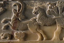 Reliéf v alabastru zobrazující levharta útočícího na kozorožce
