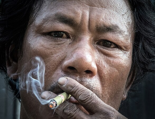 圖為正在抽無濾嘴方頭雪茄的緬甸男子。