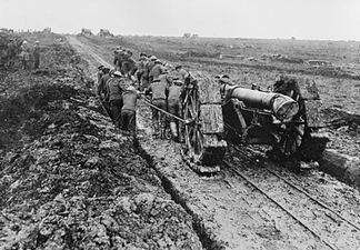 قاذفة قنابل هوراتز ذو عيار 6 بوصة يجرها جنود فوق الوحل في معركة السوم، سبتمبر 1916.