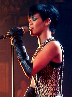 Rihanna có 10 tuần đứng đầu bảng xếp hạng UK Singles Chart, cùng Jay-Z, với đĩa đơn "Umbrella".