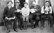 Keaton (középen) 1923-ban Joe Mitchell, Clyde Bruckman, Jean Havez és Eddie Cline írókkal