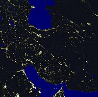 Іран вночі. Видно, що терени на південний схід від Тегерану погано заселені та малорозвинені