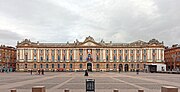 O Capitolio de Tolosa, en Francia, posibelmente influíu no estilo do pazo.
