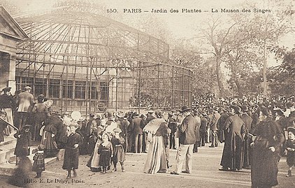 Crowd outside the Palace of the Apes (c. 1900) in the Jardin des Plantes