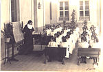 راهبة تُدَّرس الرياضيات؛ لعبت النساء أدوارًا بارزة في تاريخ الكنيسة، لا سيما في مجال التعليم والرعاية الصحية