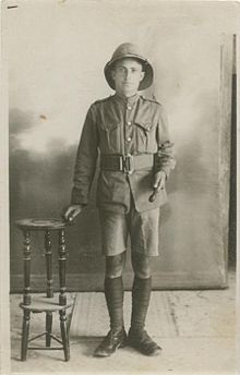 Uniforma z značilno čelado, ki so jo nosili britanski vojaki med služenjem v Afriki, kasneje pa je veljala kot nekakšna uniforma za prve obiskovalce safarija.